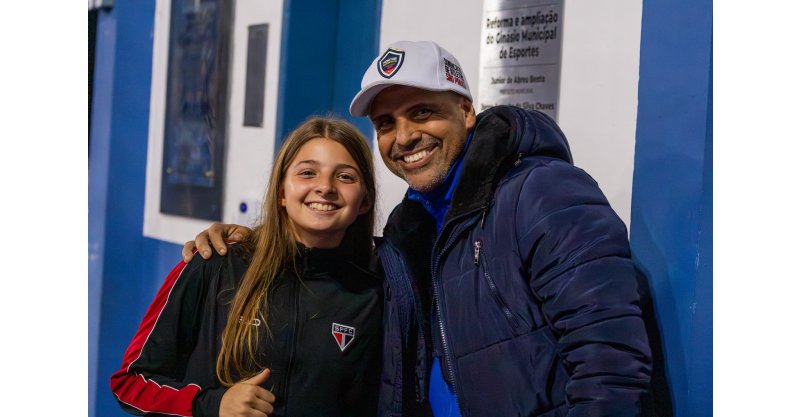Com passagens pelo Criciúma e bases da região, jogadora de Garopaba brilha no São Paulo e curte férias em casa, onde reencontra ex-treinador