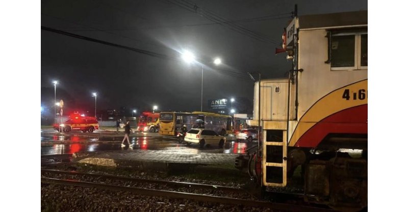 Criciúma / Colisão entre ônibus e trem deixa jovem ferido