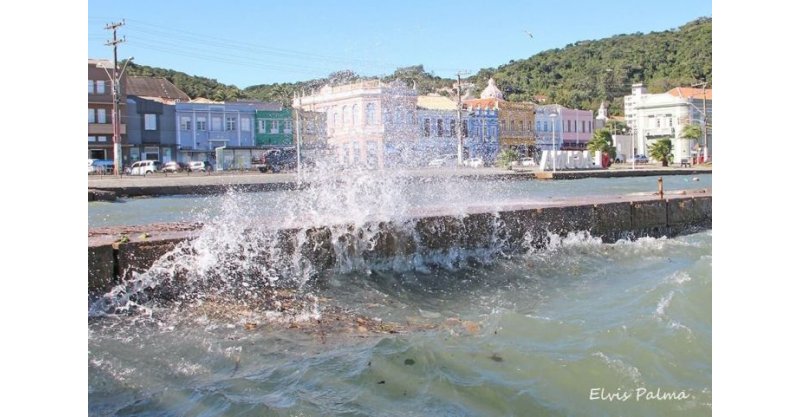 Defesa Civil alerta para maré alta e risco de alagamentos no litoral de Santa Catarina