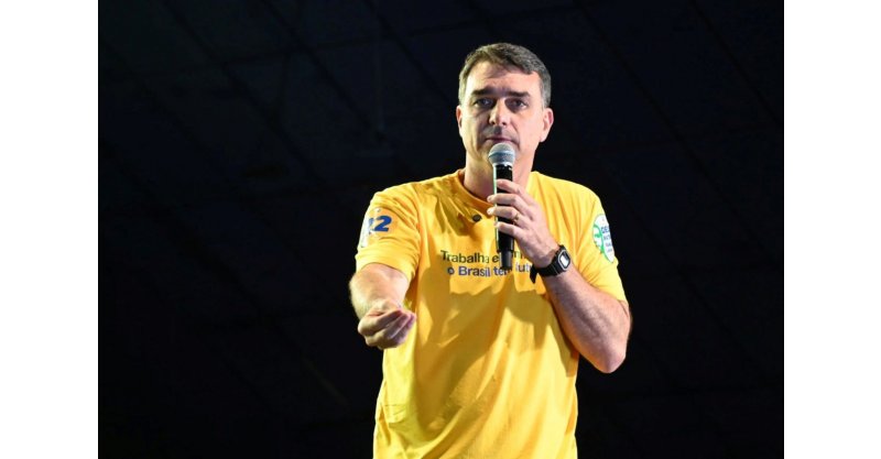 Deixa comigo’: homem é alvo de operação após ameaça de facada contra Flávio Bolsonaro