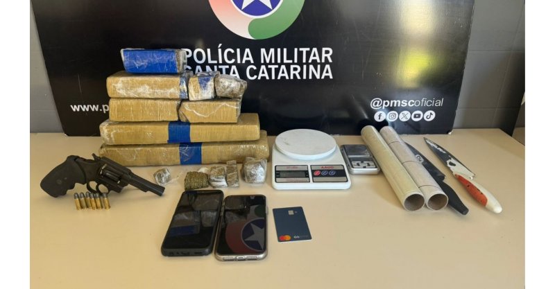 'Em choque’: mulher e criança são resgatadas de cárcere privado e PM apreende drogas em SC