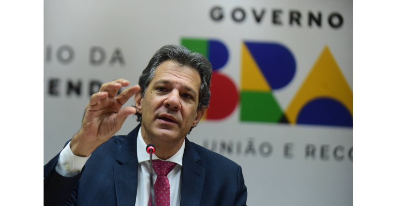 Em meio a polêmicas e críticas pessoais ao relator, deputados derrubam aumento do IOF