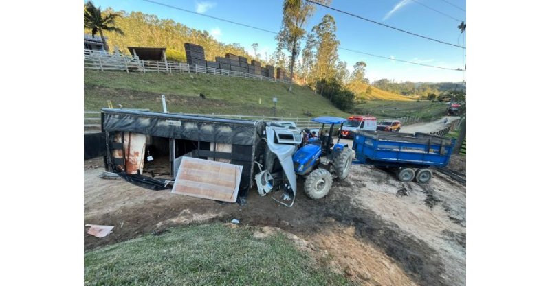 Falha nos freios faz caminhão atingir trator e deixa dois feridos em Tubarão