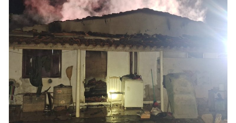 Família acorda com casa em chamas e quatro pessoas conseguem escapar