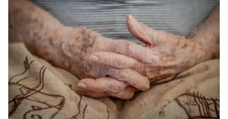 Filha é presa suspeita de agredir a própria mãe de 79 anos