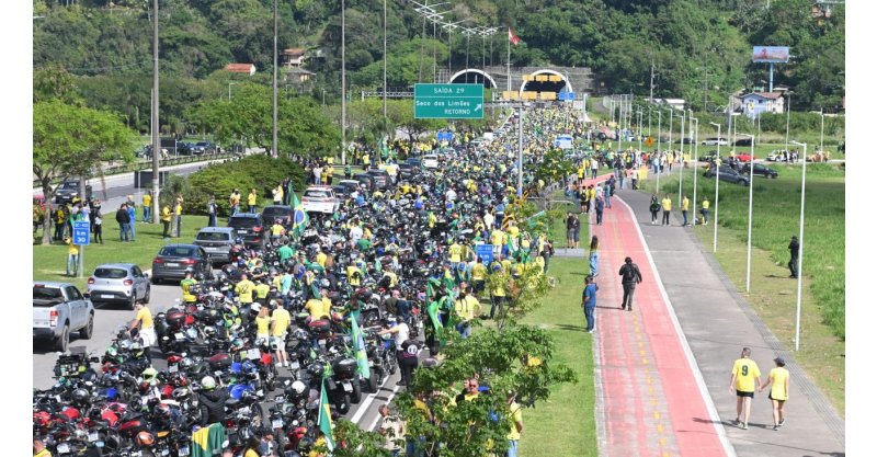 Florianópolis tem ruas tomadas por motos, bandeiras e apoiadores de Flávio Bolsonaro