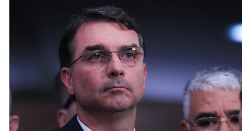 Flávio Bolsonaro desiste de participar de debate da Globo e revela motivo