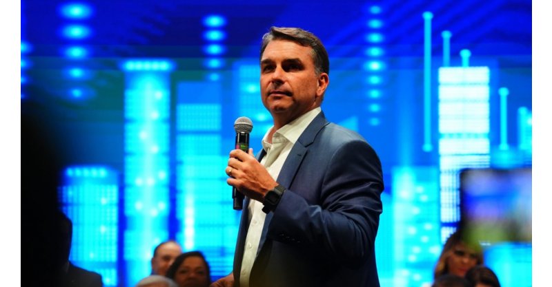 Flávio Bolsonaro desiste de pedir anulação da eleição e muda estratégia para tentar cassar chapa de Lula