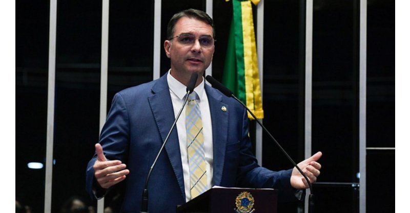Flávio Bolsonaro diz que desistência do debate da Band foi estratégia para fazer Lula confirmar presença
