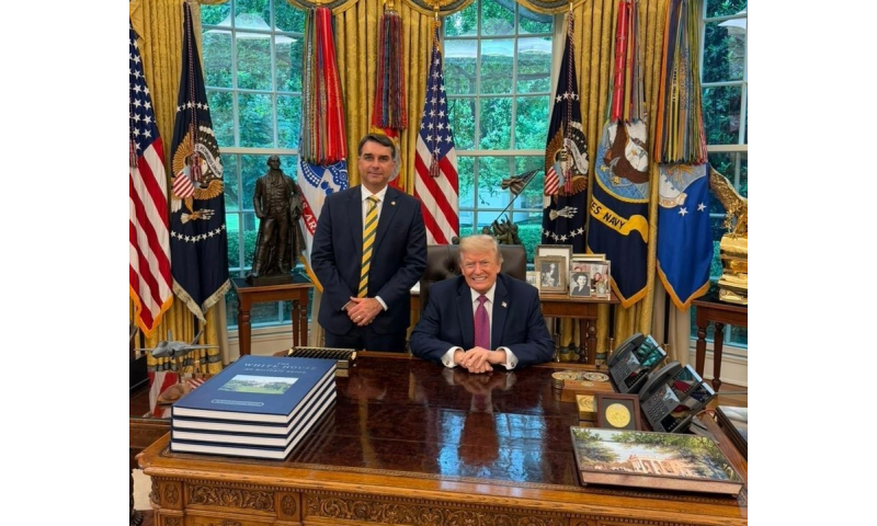 Flávio Bolsonaro é recebido por Trump na Casa Branca em meio à crise envolvendo Vorcaro e Banco Master