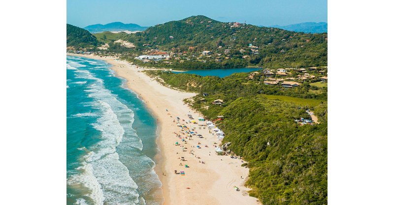 Foragido / assalto é localizado curtindo praia/Imbituba/foge por quintais / agride policiais e é imobilizado / preso após perseguição