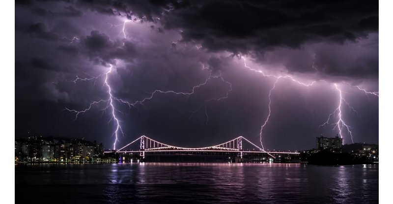 Fotógrafo registra sequência de raios sobre a Ponte Hercílio Luz durante tempestade em Florianópolis