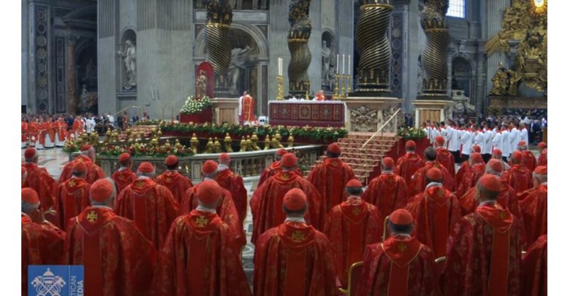 (Habemus Papam) / Fumaça branca é liberada e Igreja Católica já tem novo papa 