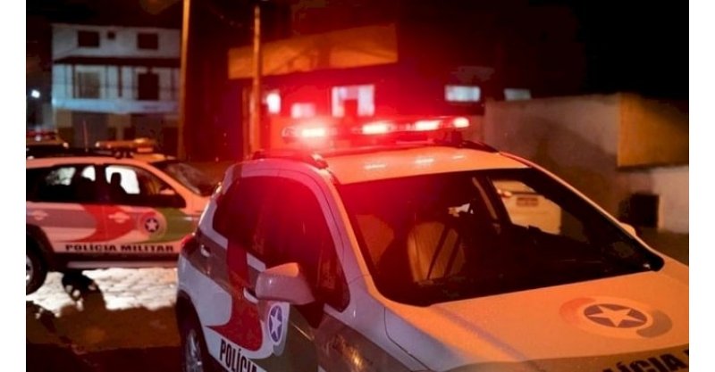 Garopaba / Após roubar mercado/farmácia/trio é preso na BR-101 com dinheiro/celulares/simulacro/arma