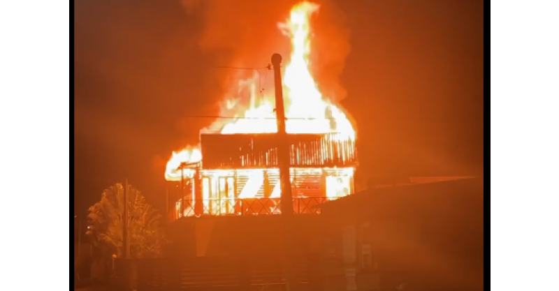 Garopaba / Incêndio atinge residência no município; bombeiros conseguem conter as chamas