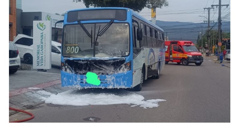 Garopaba / Ônibus pega fogo, passageiros quebram janelas para escapar e dois ficam feridos
