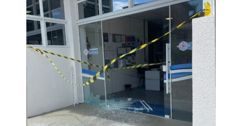 Garopaba / Paciente Quebra Porta da Farmácia Municipal na cidade