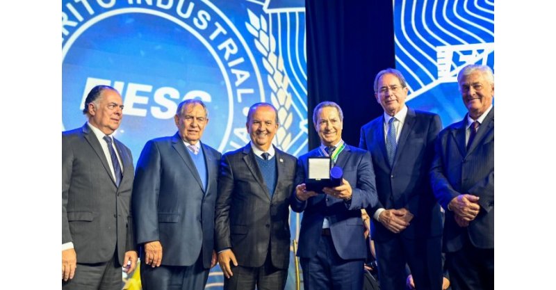 Governador participa de solenidade em homenagem a personalidades e instituições que contribuíram para o desenvolvimento da indústria