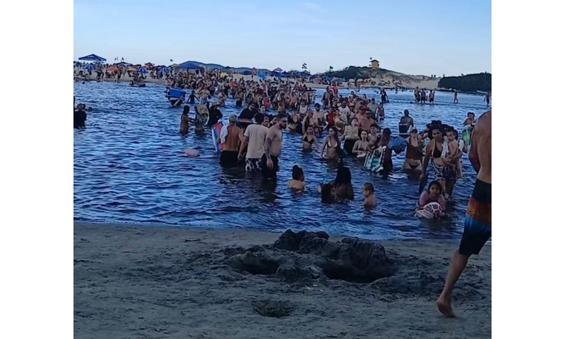 Grande Florianópolis / Praia da Guarda do embaú superlotada 