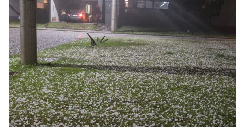 Granizo deixa estragos e capital catarinense decreta situação de emergência