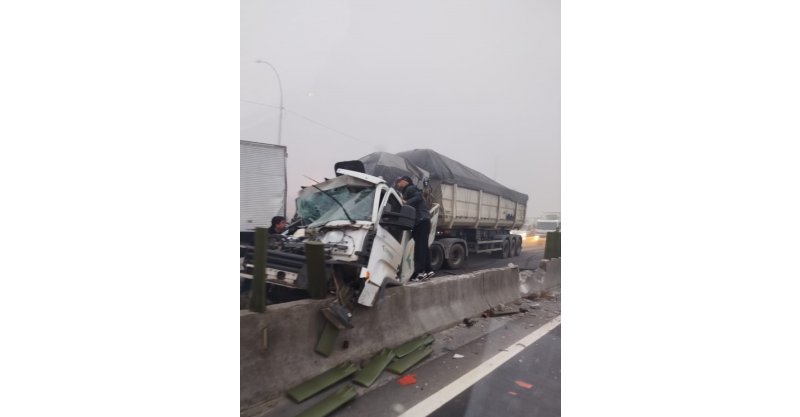 Grave acidente interdita BR-101 em Sangão e deixa quatro feridos