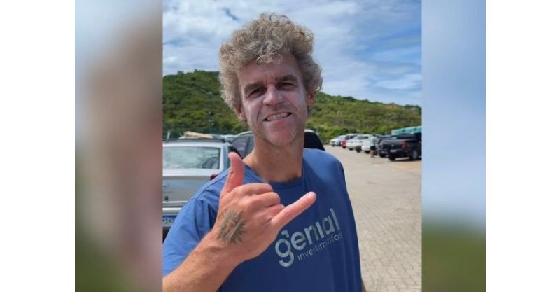 GUGA KUERTEN RETORNA A IMBITUBA E APROVEITA AS ONDAS DA PRAIA DA VILA