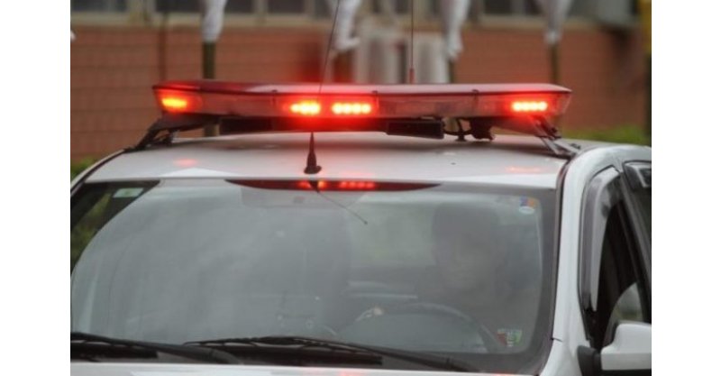 Homem agride ex-companheira e tenta subornar policiais em Tubarão