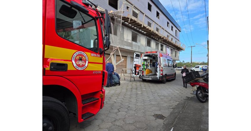 Homem cai de prédio em Laguna