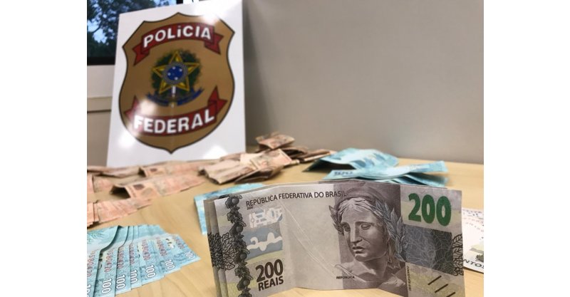 Homem é preso pela PF ao receber pacote com cédulas falsas de real em SC
