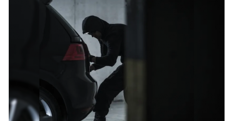 Homem tem carro furtado durante a madrugada e perde ferramentas de trabalho