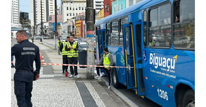 Idosa morre após tropeçar ao sair de ônibus e ser atropelada no Centro de Florianópolis