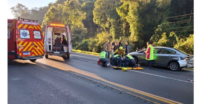 Idosa sai do carro para ver acidente com cinco veículos e acaba atropelada em SC