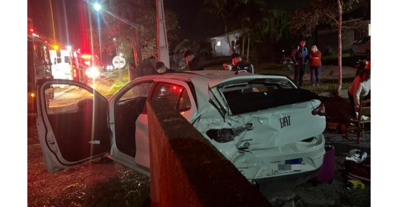 Imaruí / Mulher fica ferida após batida entre carro e caminhão na SC-437
