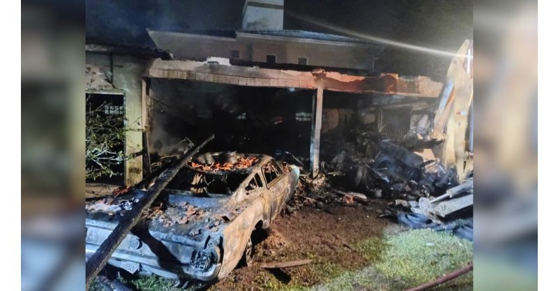 Imbituba / Após princípio de incêndio em Mustang, fogo destrói dois carros e garagem 