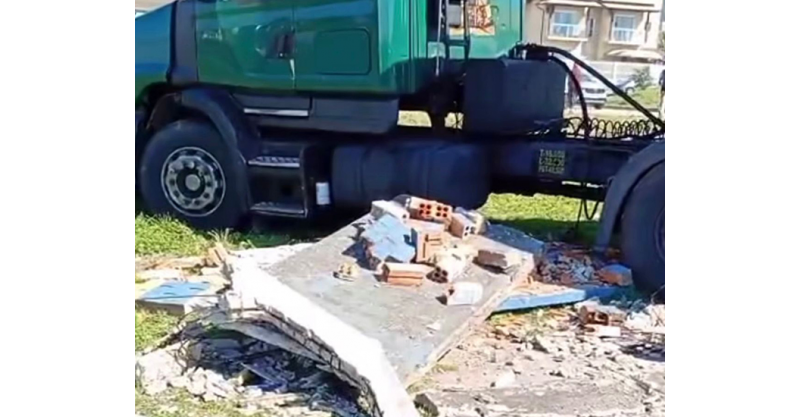 IMBITUBA / Caminhão se desprende, desce sozinho ao longo de via e colide contra uma parada de ônibus
