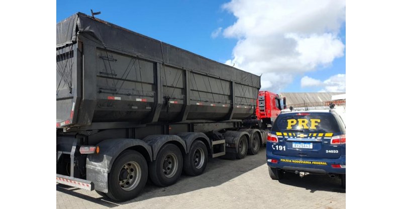 Imbituba, carreta é flagrada com mais de 26 toneladas de excesso, na BR-101, após sair carregada no Porto
