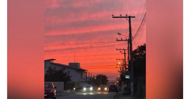 Imbituba / Céu rosa chama atenção de moradores durante pôr do sol 