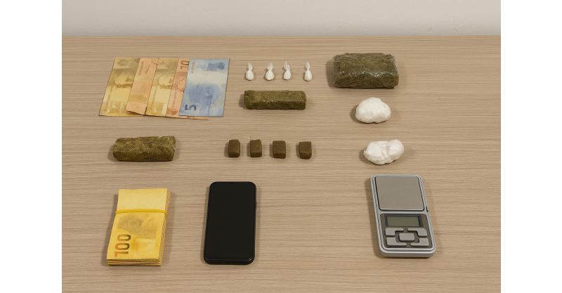 Imbituba / Homem é preso com cocaína, maconha, haxixe e mais de R$ 9 mil na cidade