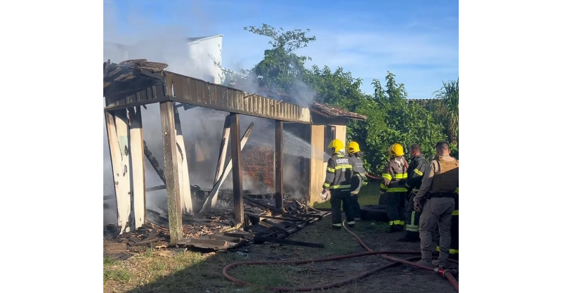 IMBITUBA / Incêndio atinge residência no município e deixa vítima fatal e um ferido