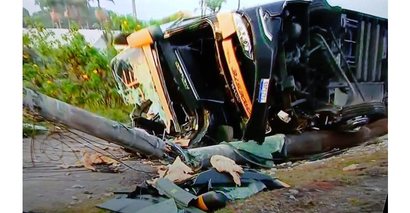 IMBITUBA /  ÔNIBUS DE TURISMO DE PORTO ALEGRE CAPOTA NA MADRUGADA (Bairro Itapirubá) E DEIXA UM MORTO E FERIDOS