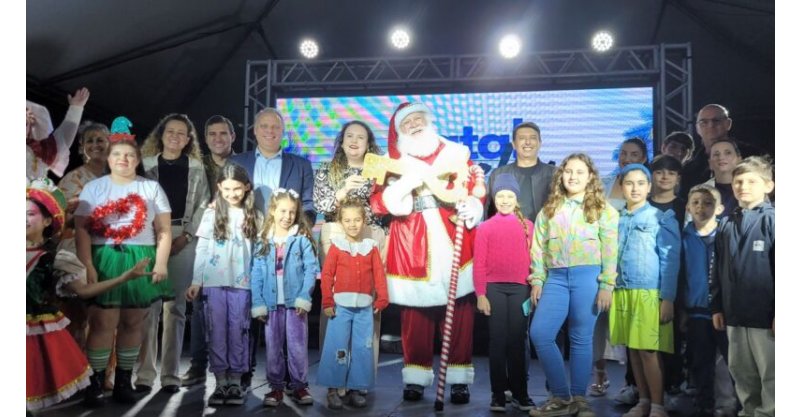 Imbituba  / Público marca presença na chegada do Papai Noel na cidade 