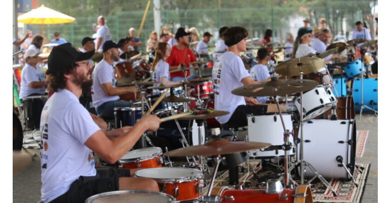 Imbituba recebe a 2ª edição do Zimbateras e reúne cerca de 70 bateristas na Praia da Vila