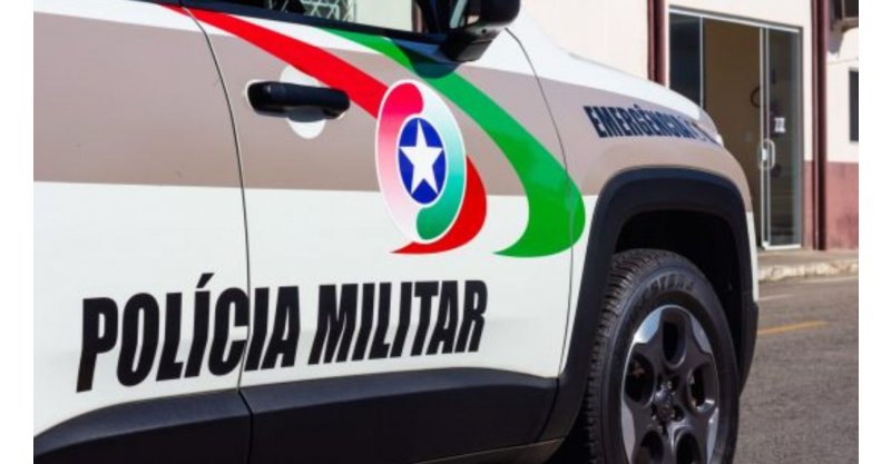 Imbituba / Suspeito aponta revólver para PM, acaba baleado e caso termina com pedradas contra policiais 