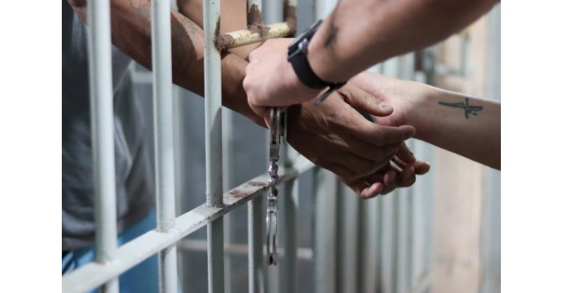 Imbituba / Traficante é preso com porções de cocaína, balanças de precisão e quase R$ 2,8 mil em dinheiro em casa