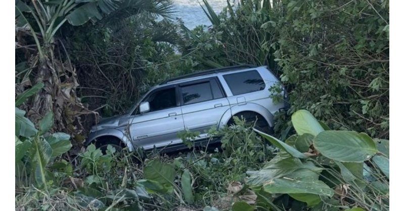 IMBITUBA / Caminhonete cai em barranco e deixa motorista ferido na Praia do Rosa