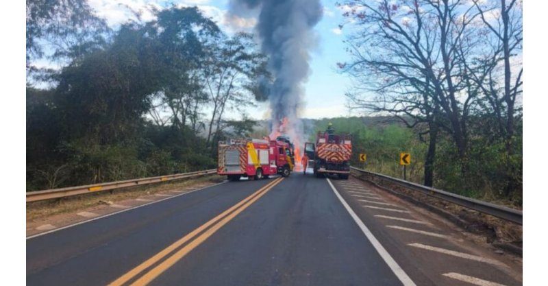 Incêndio atinge carreta-cegonha com BYD’s 0km e destrói toda a carga na BR-364