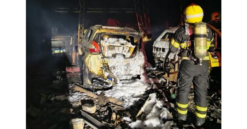 Incêndio atinge oficina e destrói cinco veículos