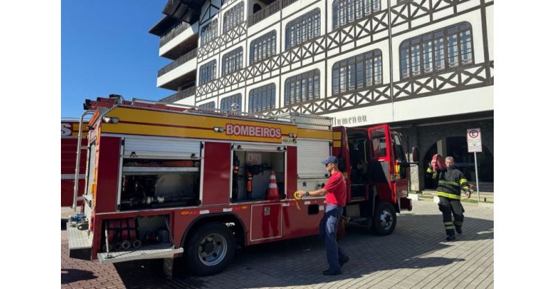 Incêndio atinge Prefeitura de Blumenau após curto-circuito em sala de manutenção
