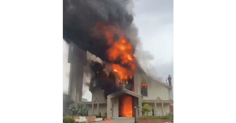Incêndio de grandes proporções atinge Igreja Matriz de Treze de Maio