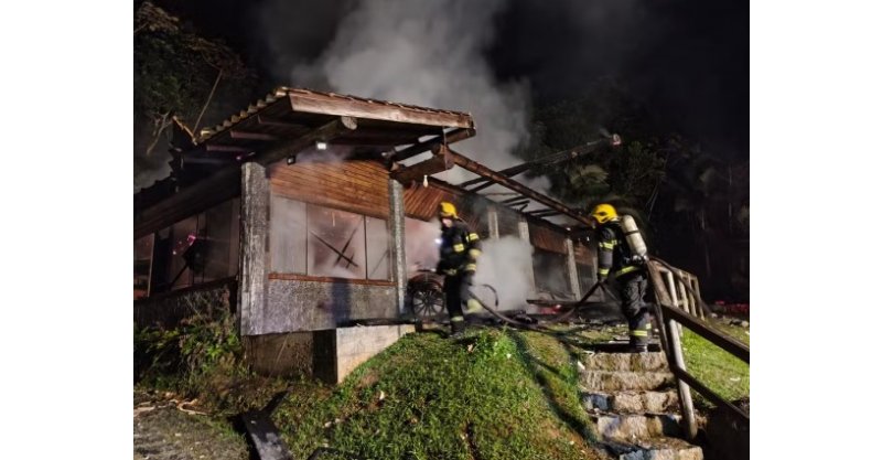 Incêndio de grandes proporções atinge retiro religioso de mulheres em SC